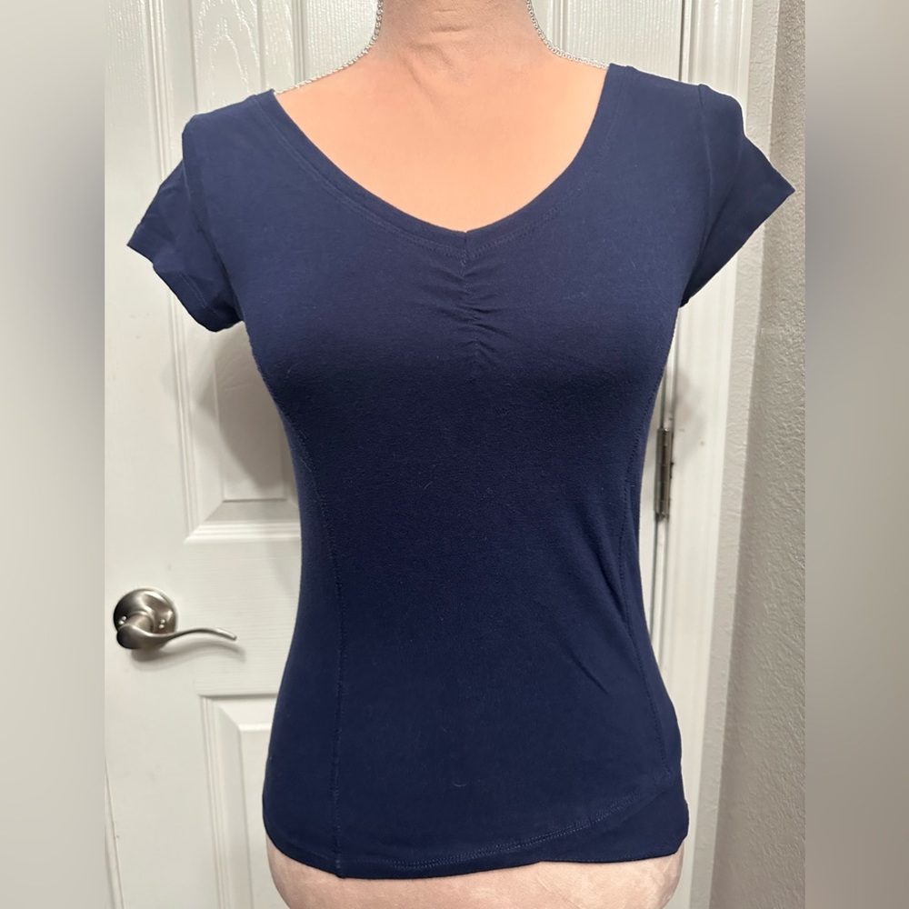 MADE FOR ME TO LOOK AMAZING -Blue runched v neck fitted top